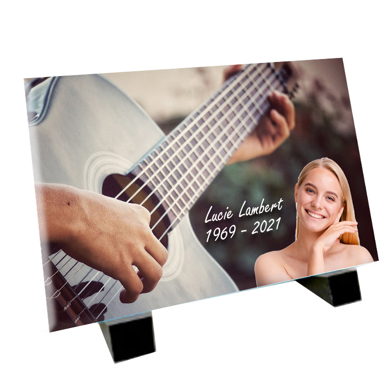 Plaque funéraire avec joueur de guitare - lesplaquesdespetitsanges.com