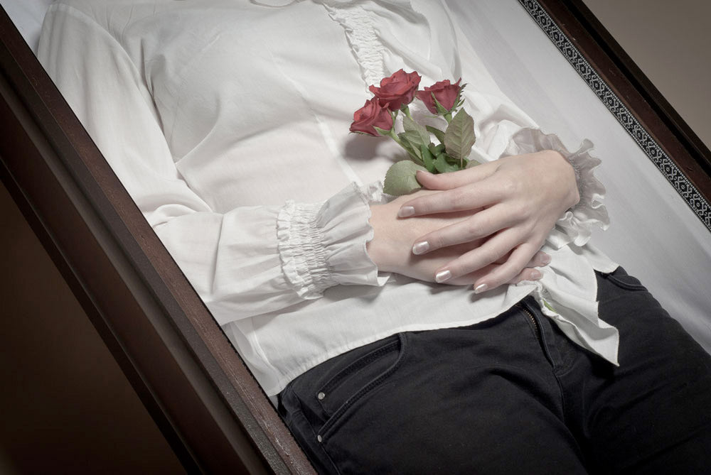 Comment habiller un défunt et quelle est l'importance des habits funéraires ?