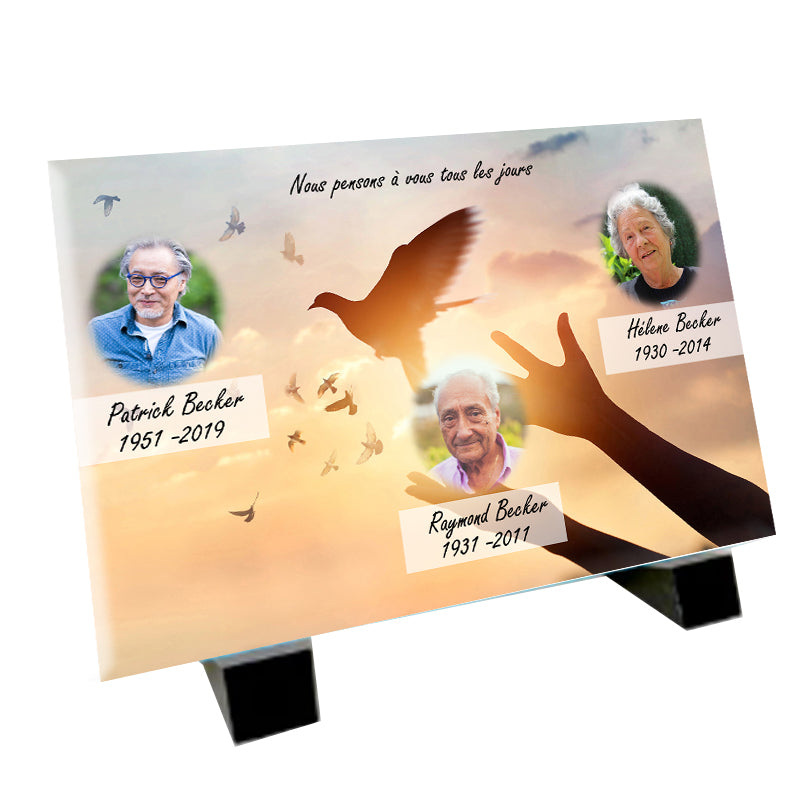 Plaque funéraire avec 3 photos avec des colombes dans le ciel