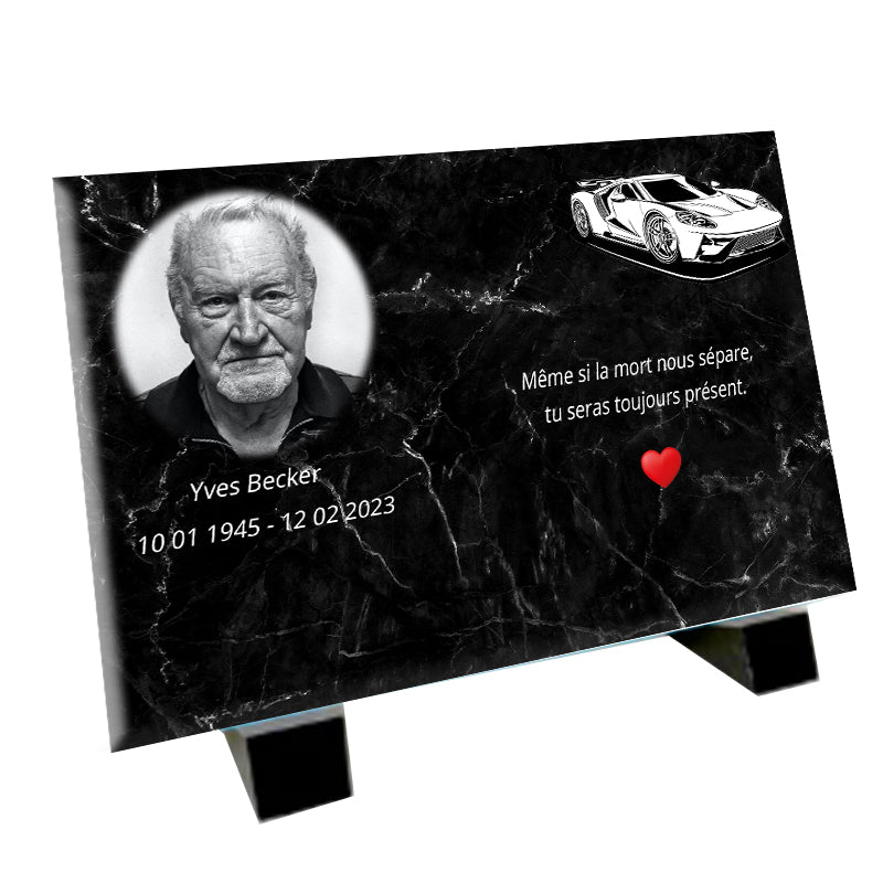 Plaque funéraire personnalisée avec une illustration détaillée d'une voiture de course, un médaillon pour une photo personnelle et un espace pour un texte personnalisé sur un fond effet marbre - les plaques des petits anges